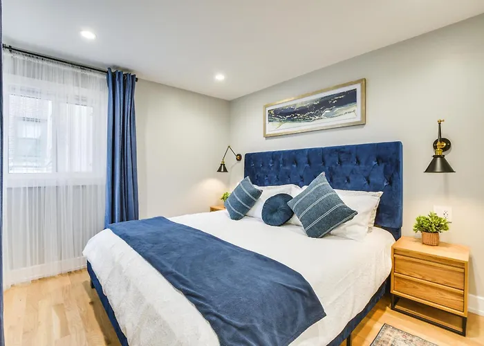 Stylish Retreat: Walk To Loyola Holiday home Chicago