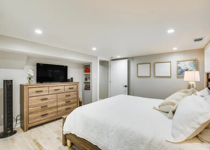 Stylish Retreat: Walk To Loyola Holiday home