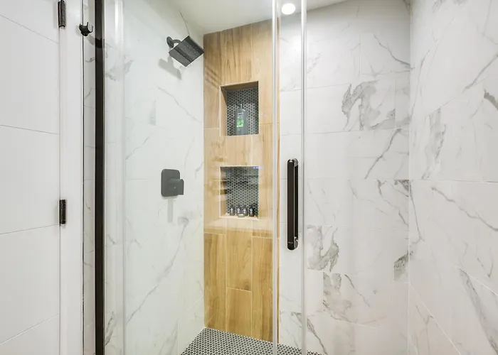 Holiday home Stylish Retreat: Walk To Loyola *