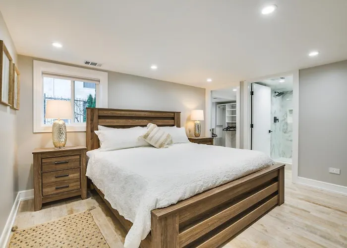 Stylish Retreat: Walk To Loyola *