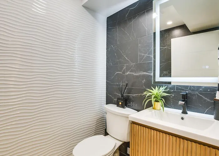 Stylish Retreat: Walk To Loyola Holiday home