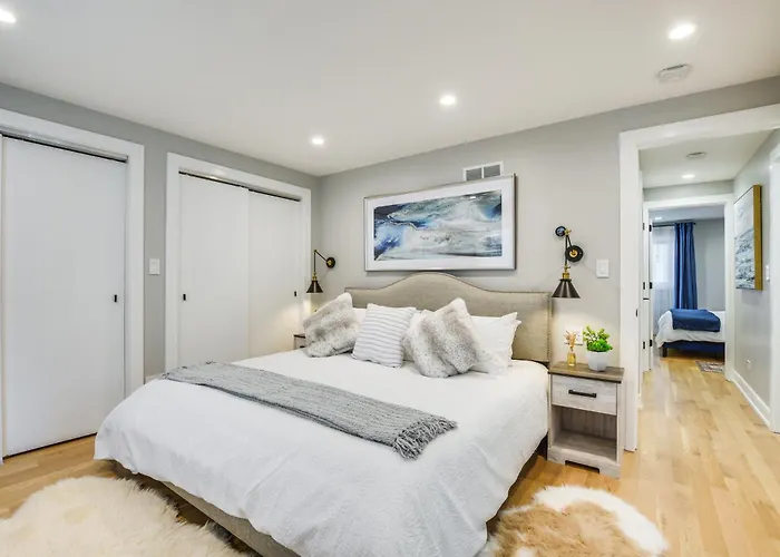 Stylish Retreat: Walk To Loyola Holiday home Chicago