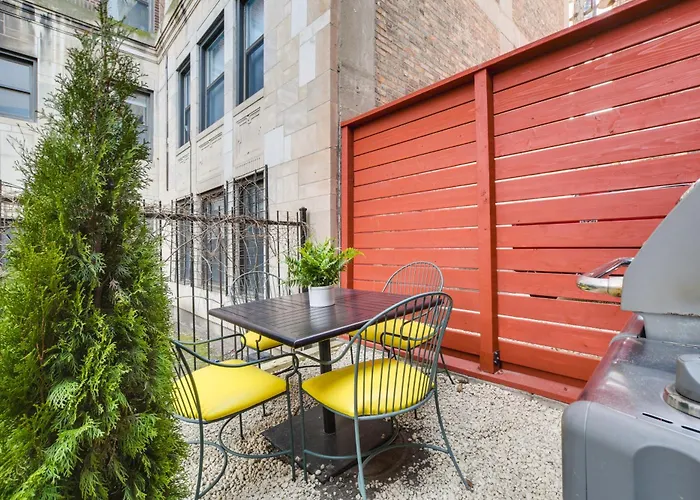 Stylish Retreat: Walk To Loyola Holiday home