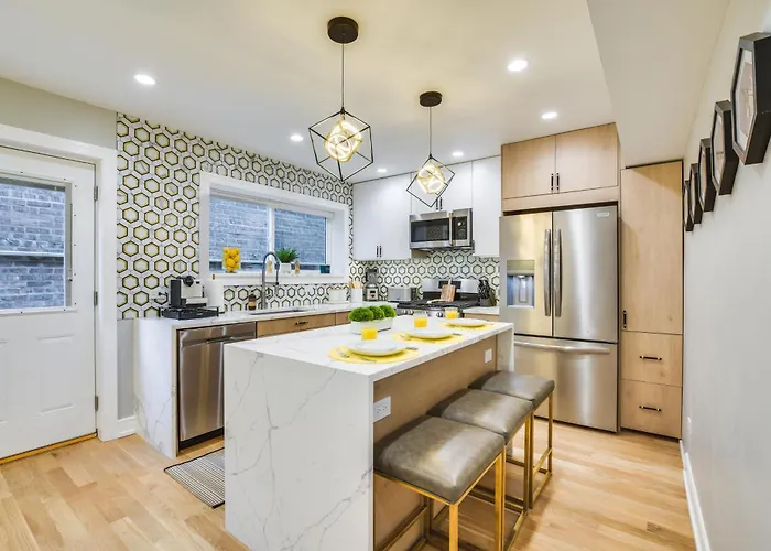 Stylish Retreat: Walk To Loyola Holiday home Chicago