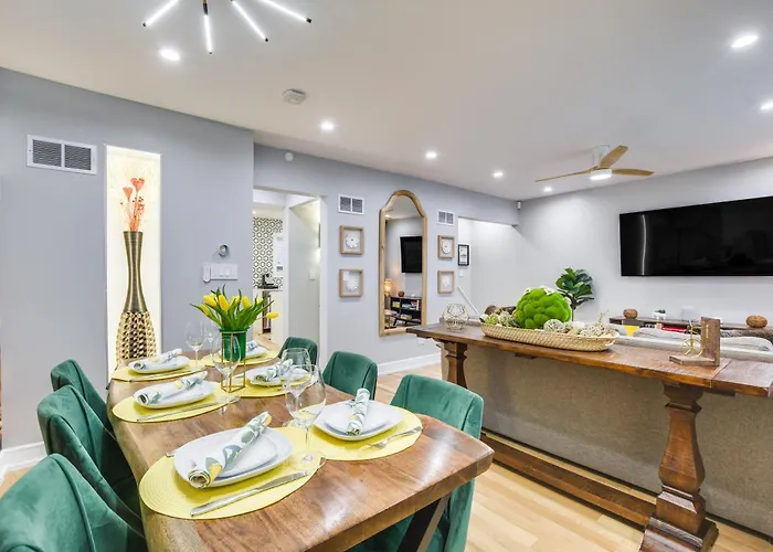 Stylish Retreat: Walk To Loyola *