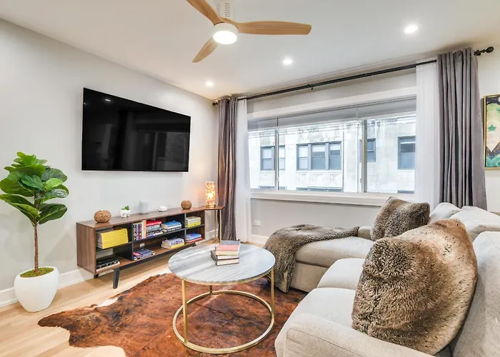 Stylish Retreat: Walk To Loyola Holiday home