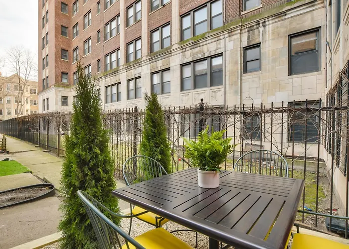 Stylish Retreat: Walk To Loyola Holiday home